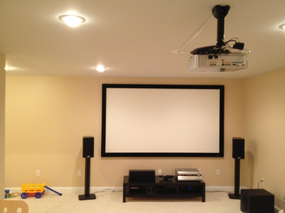 Натяжной потолок на стену для проектора