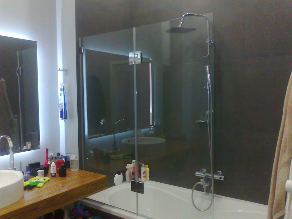 Стеклянная перегородка для ванной