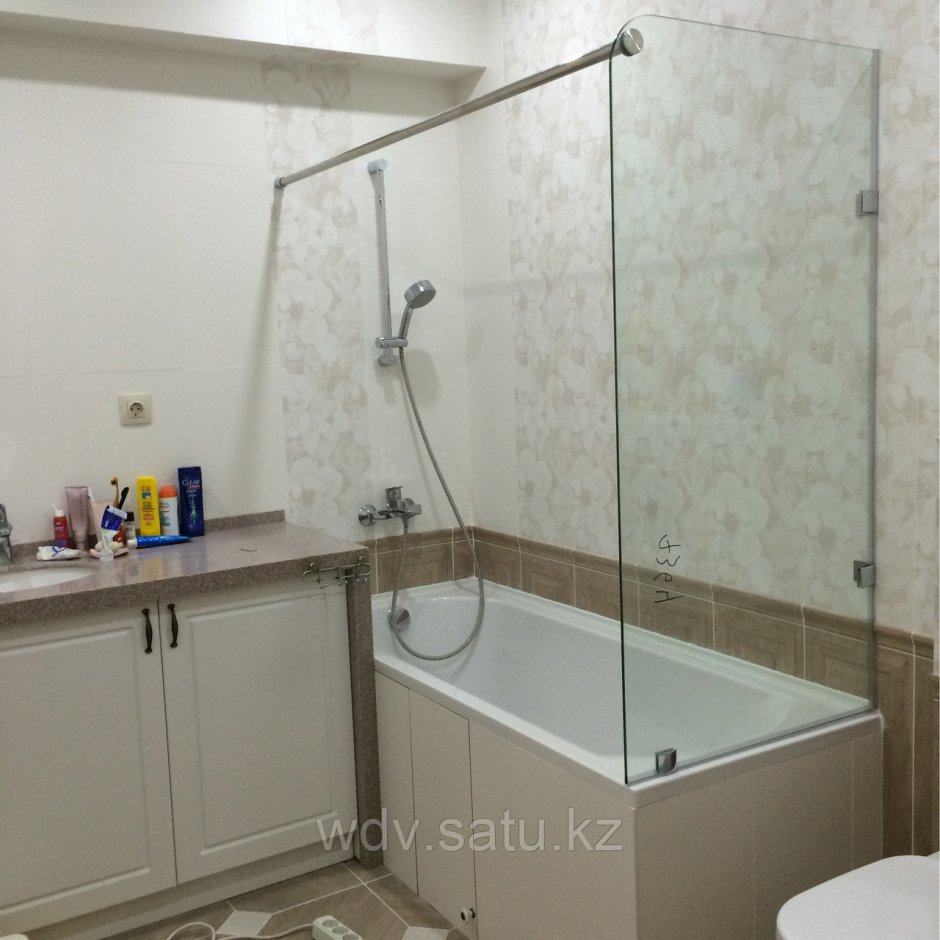 Пластиковая перегородка для ванной