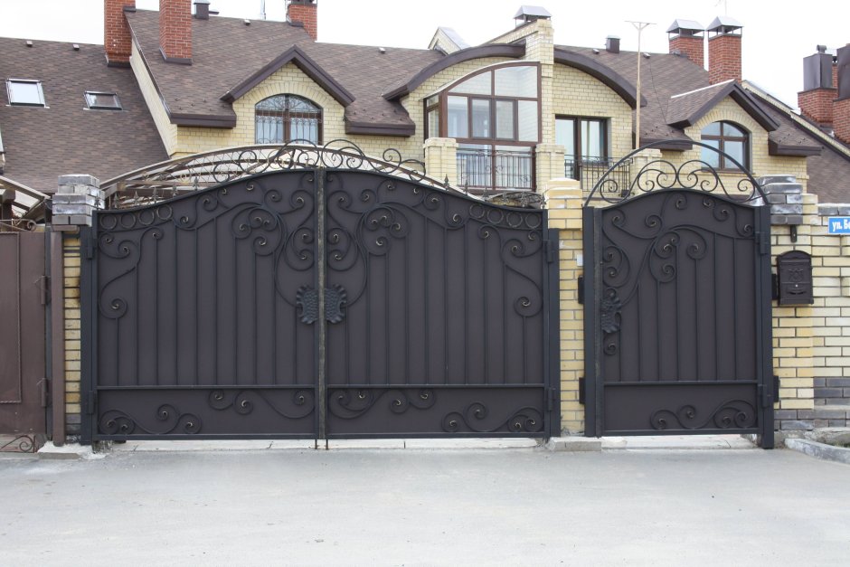 Красивые варианты оформления ворот