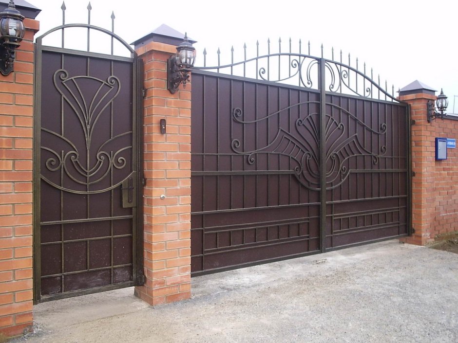 Ворота для двора в частном доме
