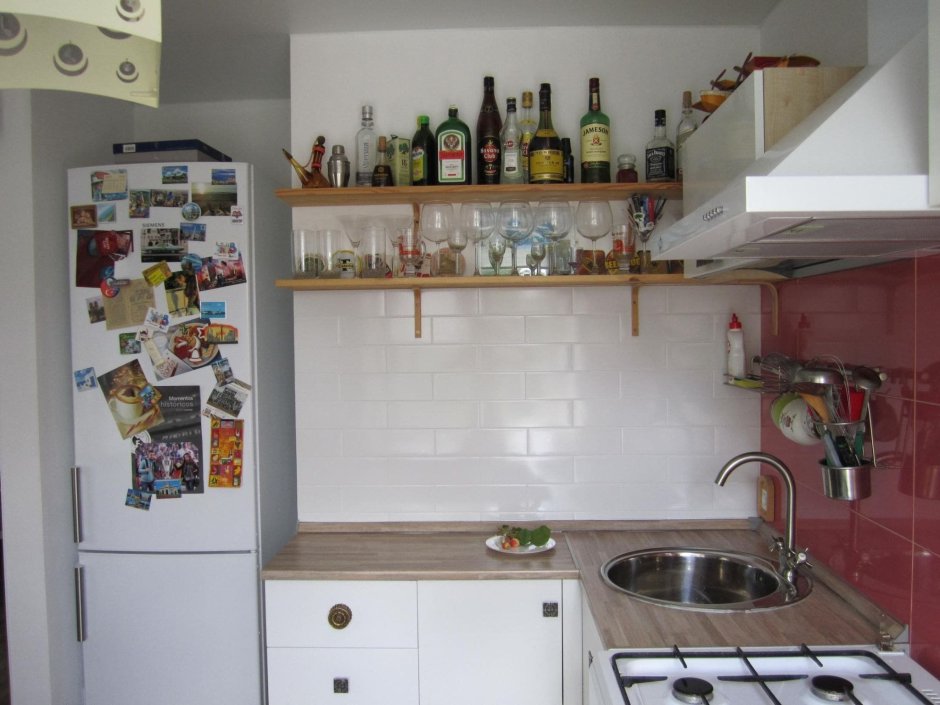 Холодильник в нише на кухне