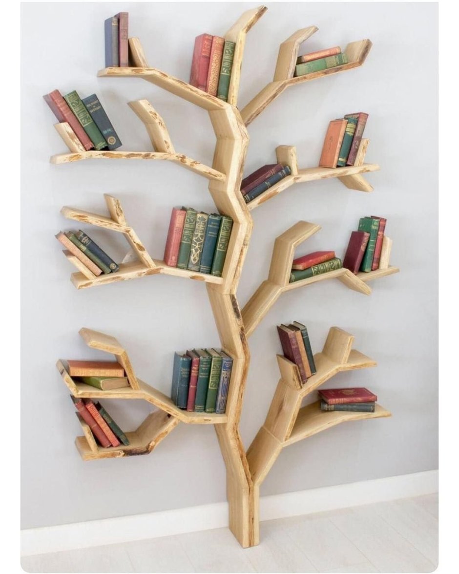 Первые книжные полки из дерева