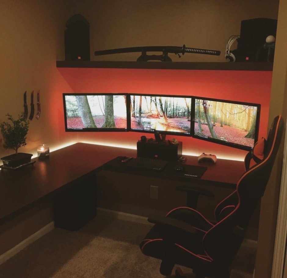 Геймерская комната с окном