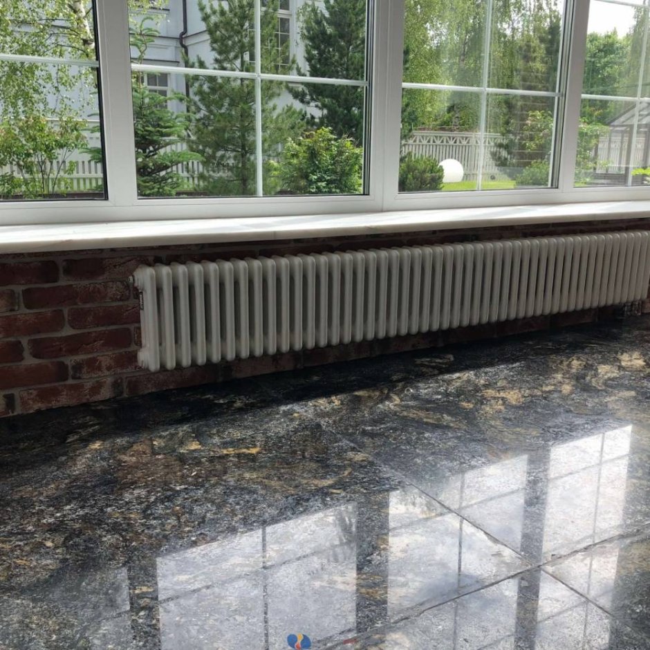 Батарея у панорамного окна