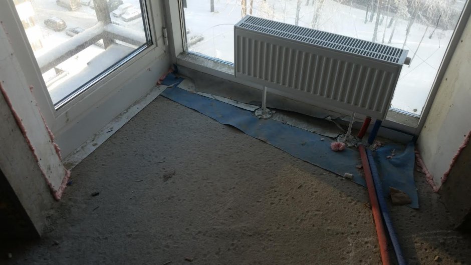 Стальные панельные радиаторы под окном