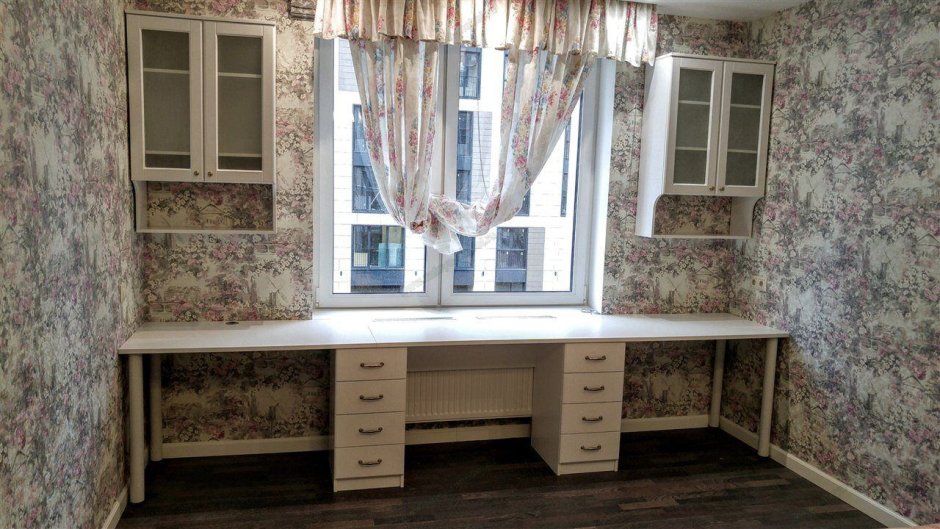 Стол под подоконник