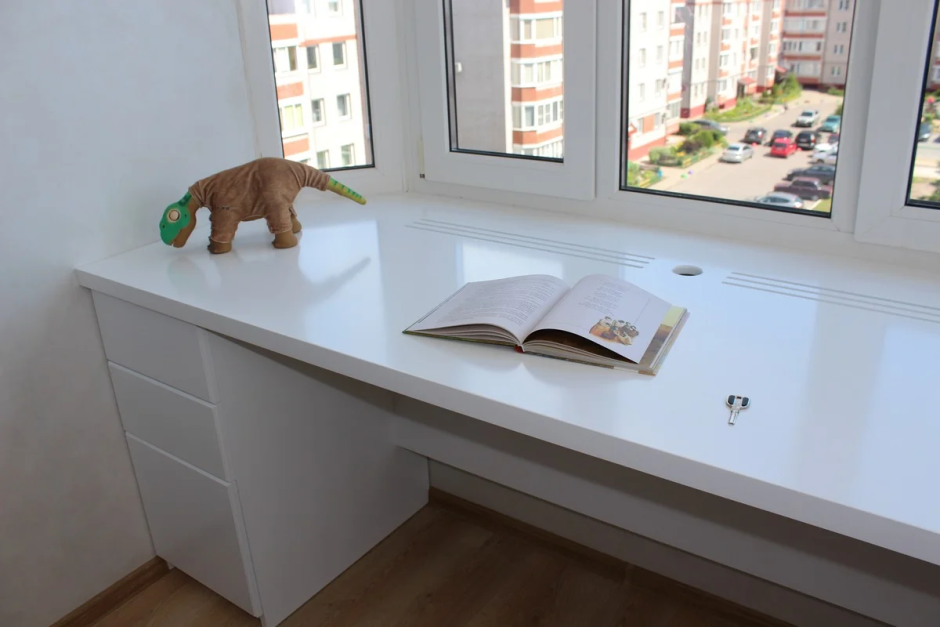 Стол-подоконник в детской