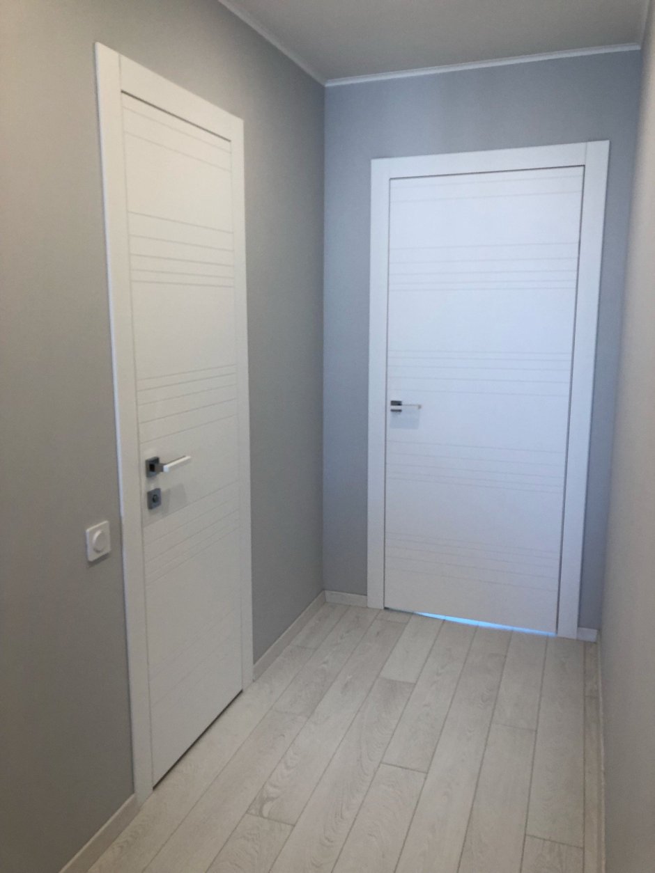 Серые двери и белый плинтус