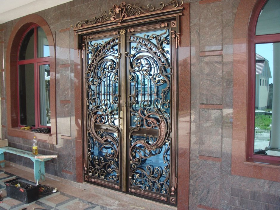 Кованые двери входные со стеклом