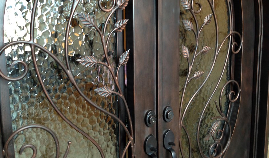 Двери с ковкой