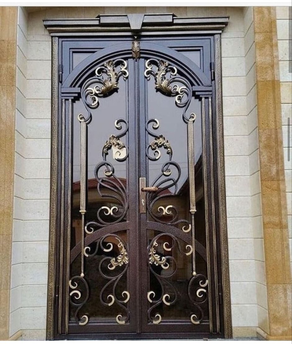 Чем можно закрыть в кованой двери стекло