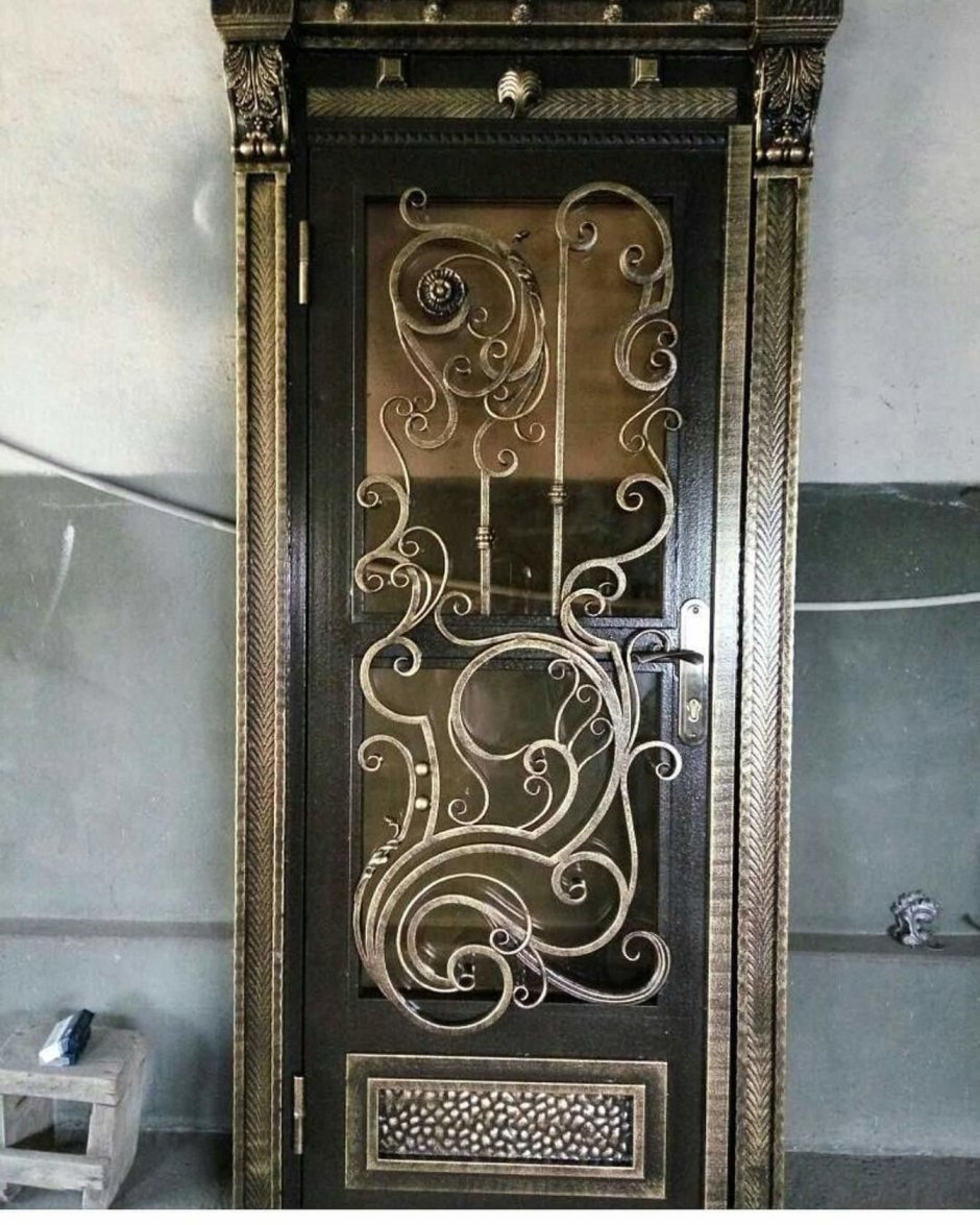 Ковка на металлической двери