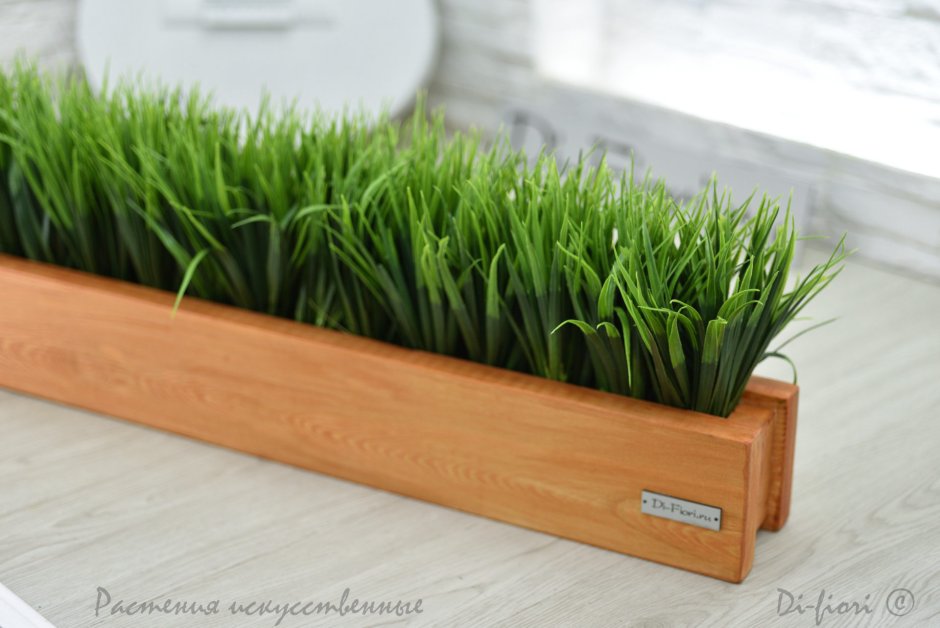 Искусственная трава в деревянном кашпо