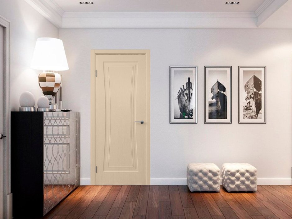 Белые стены в прихожей