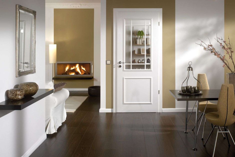 Белые двери в интерьере квартиры