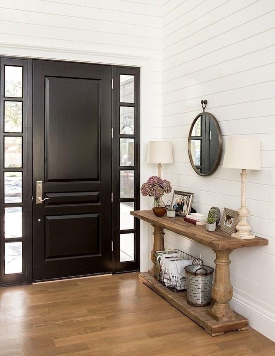 Темная дверь с белыми наличниками