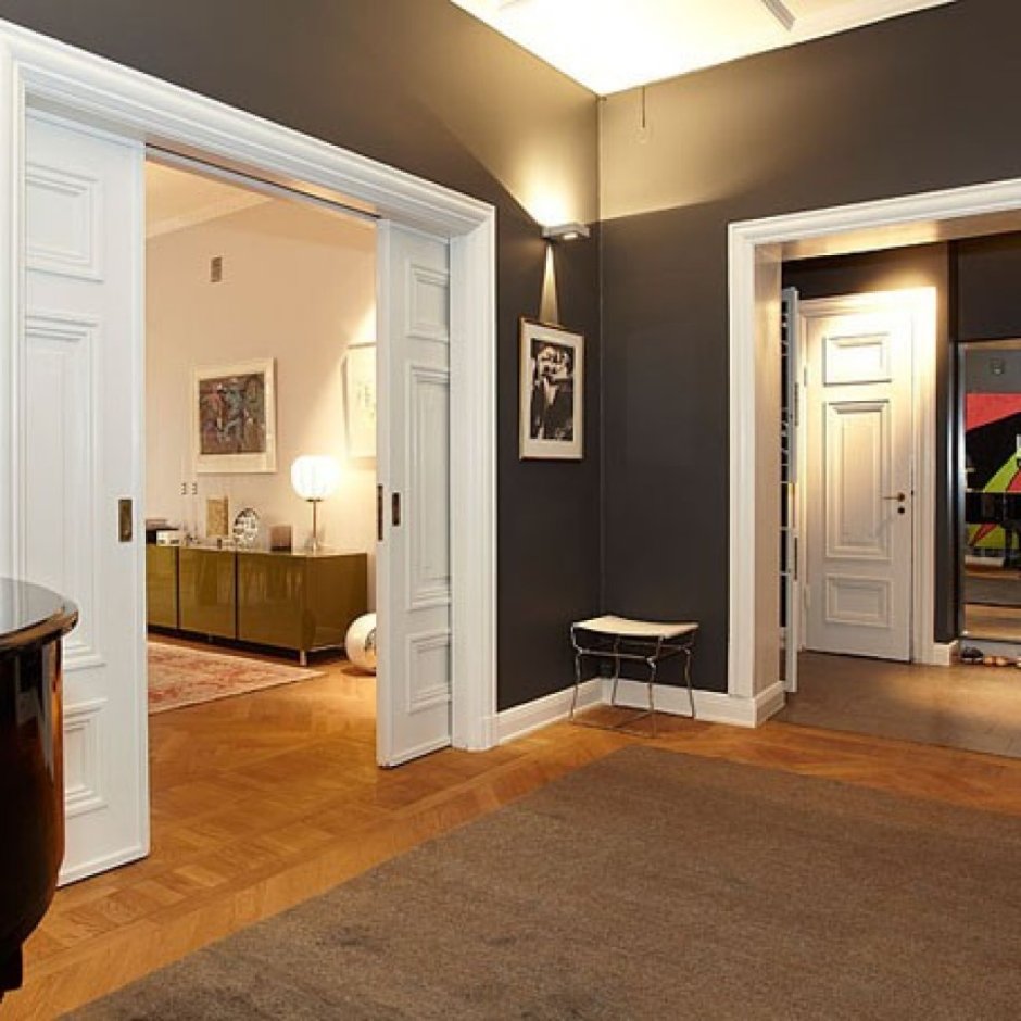 Коричневые стены в коридоре