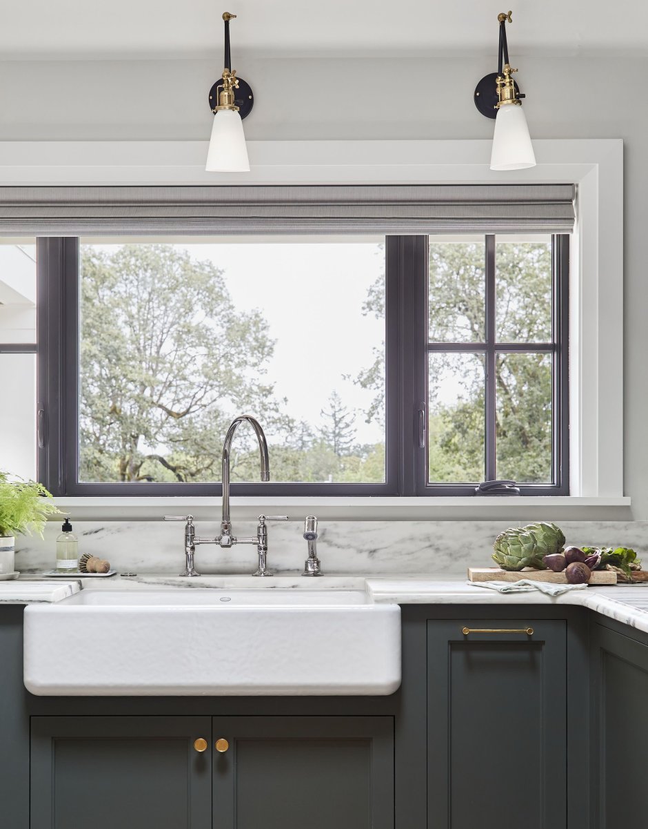 Раковина у окна на кухне