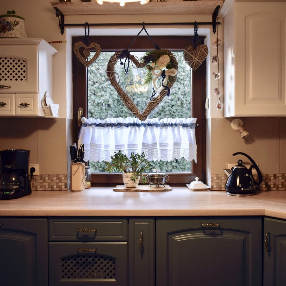 Декор над окном в кухне