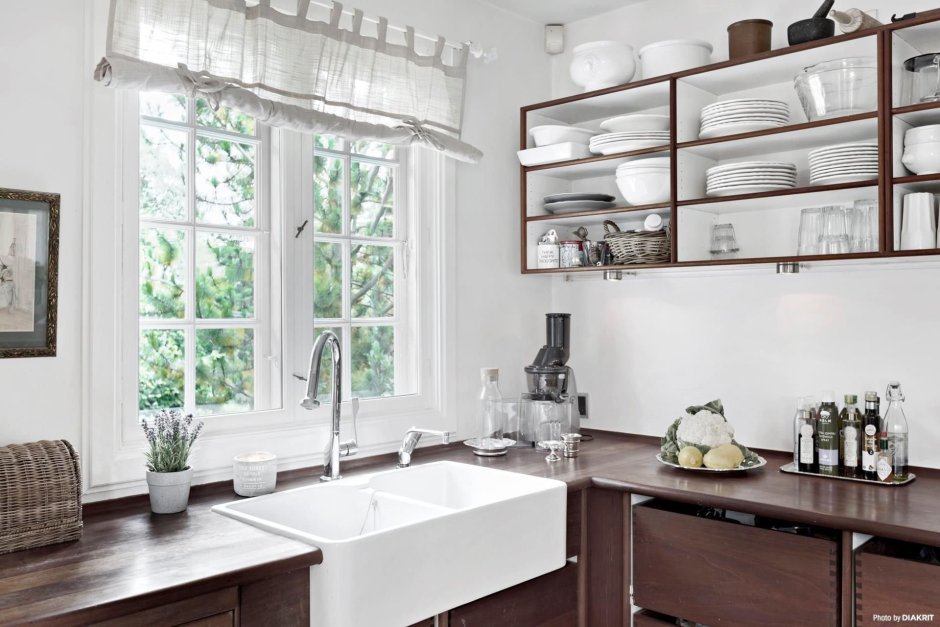 Полки над окном на кухне