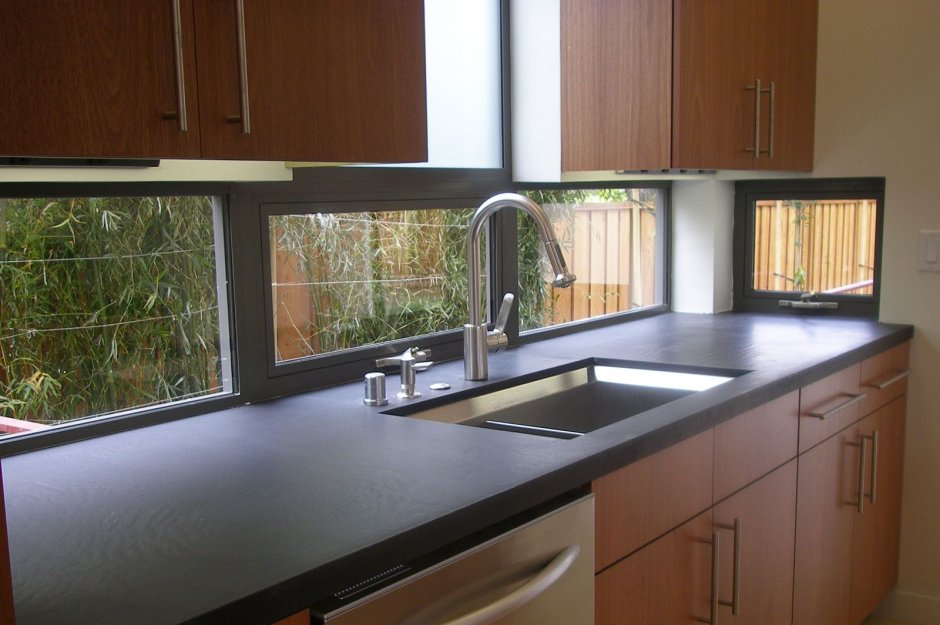 Окно вместо фартука на кухне