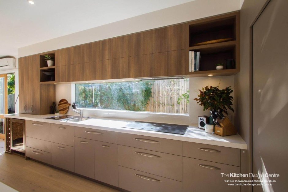 Узкое горизонтальное окно на кухне