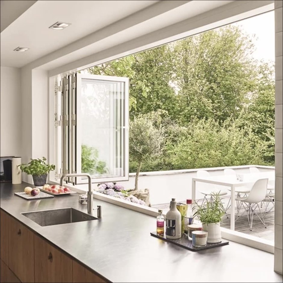 Кухня с панорамными окнами