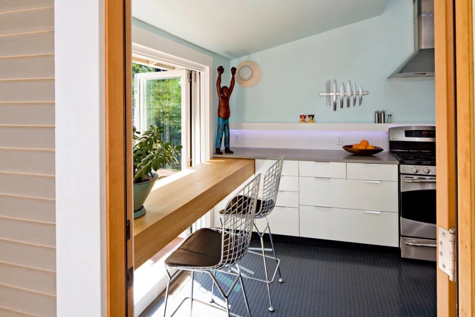 Барная стойка у окна