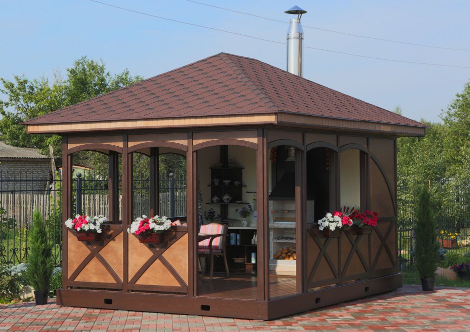 Деревянная беседка с москитной сеткой
