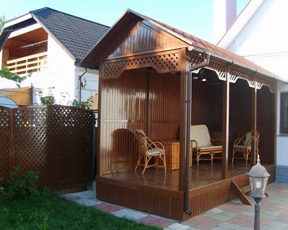 Прямоугольный дом с беседкой