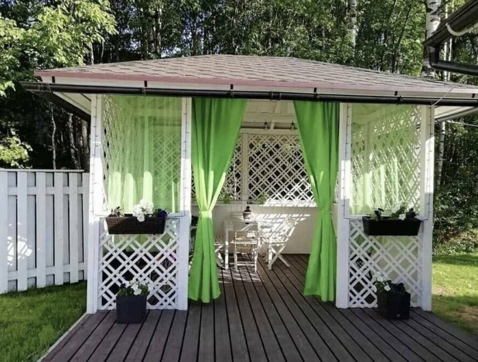 Беседка с зелеными шторами