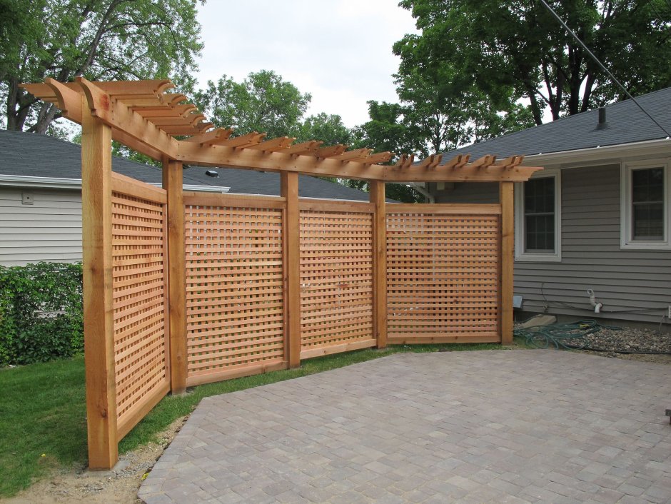Пергола деревянная вдоль забора