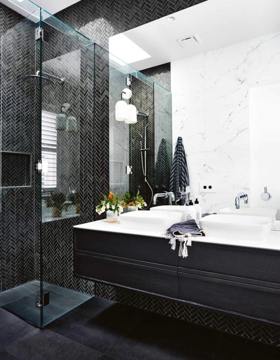 Ванная белая плитка и черная сантехника