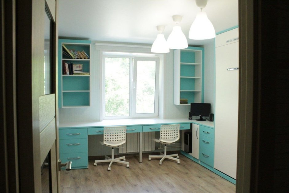 Рабочее место школьника у окна