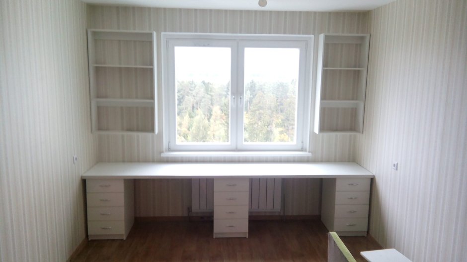 Стол-подоконник в детской