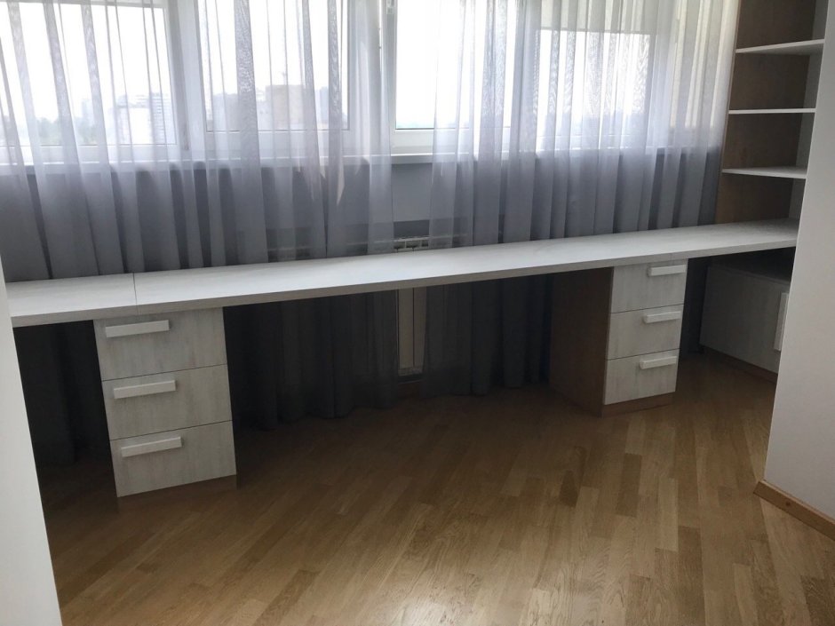 Письменный стол вдоль окна икеа