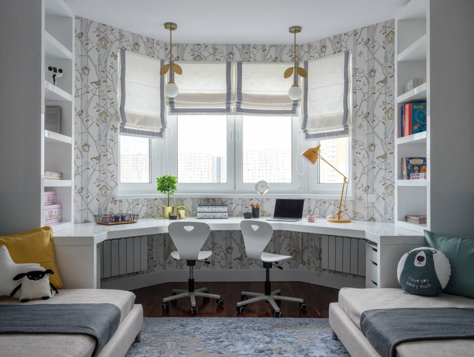 Стол вдоль окна в детской