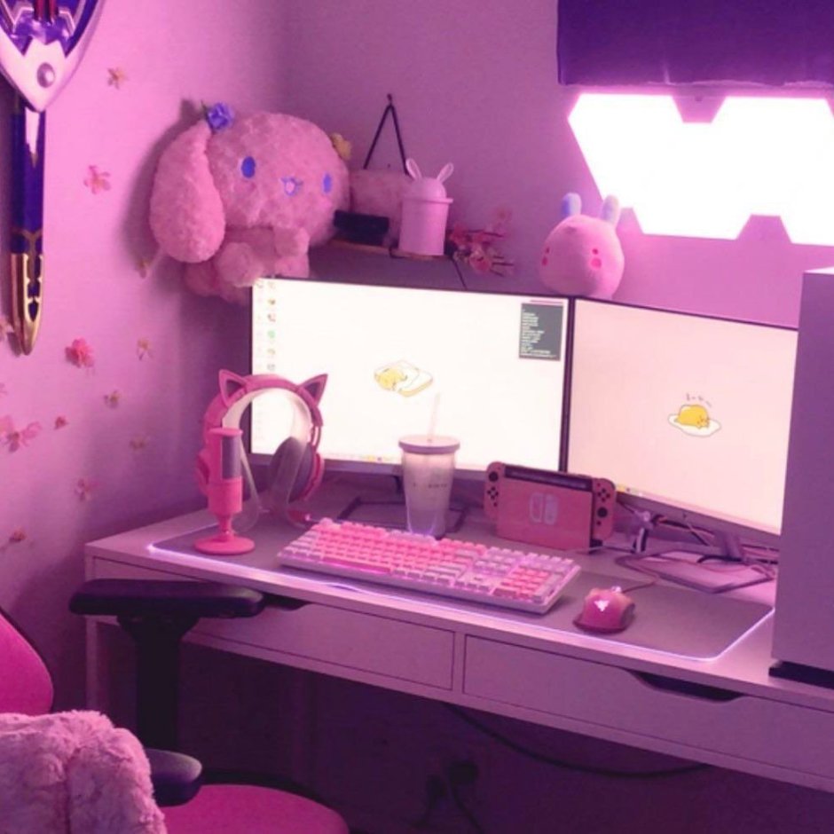 Розовое рабочее место