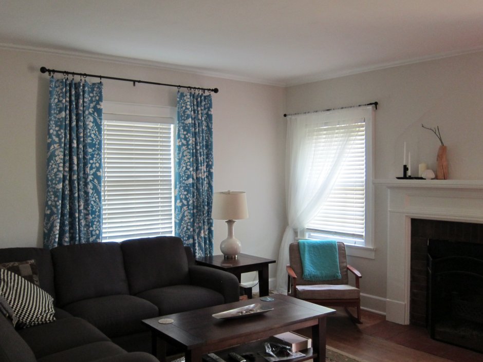 Шторы в гостиной с двумя окнами