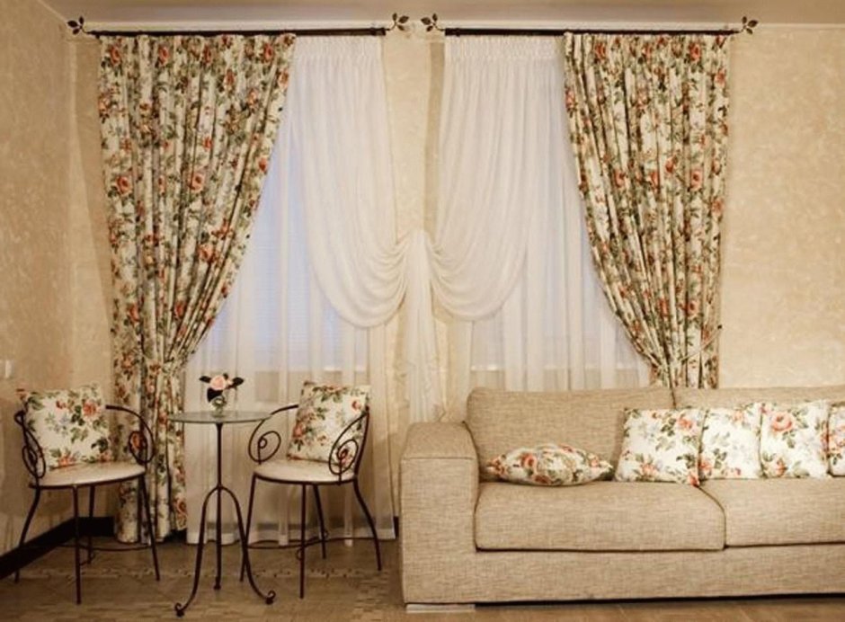 Шторы в зал с простенком