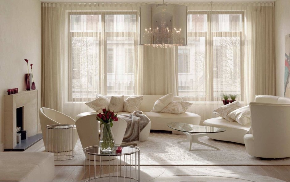 Гостиная с двумя окнами