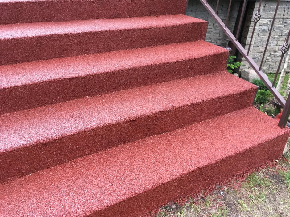 Резиновое антискользящее покрытие на ступени крыльца