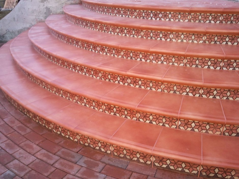 Клинкерные ступени полукругом