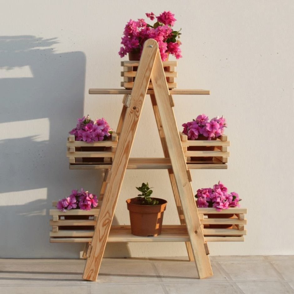 Деревянная лестница для цветов