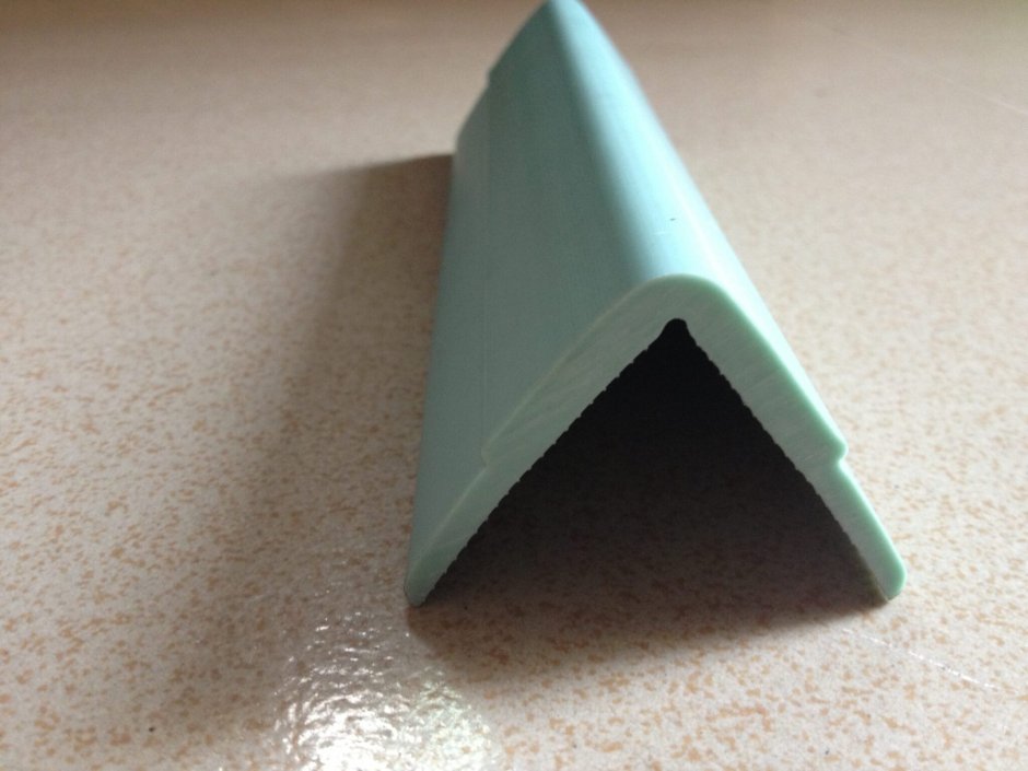 Пластиковые уголки для стен