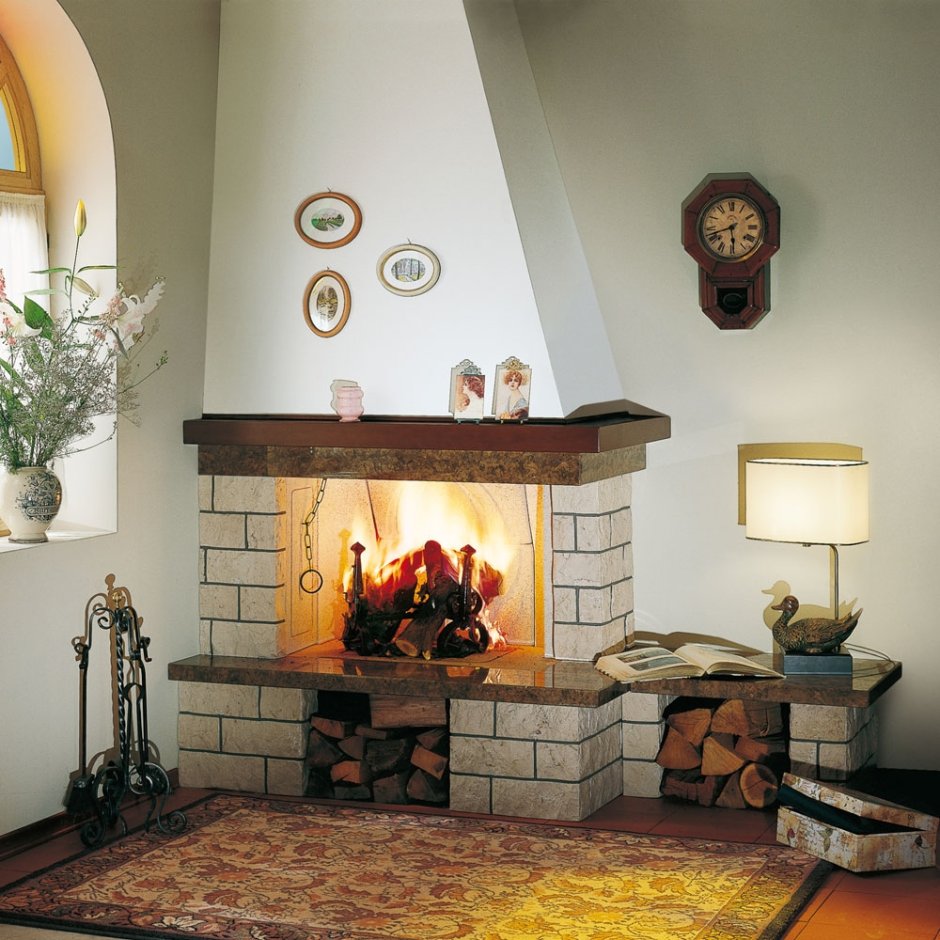 Камин из темного кирпича