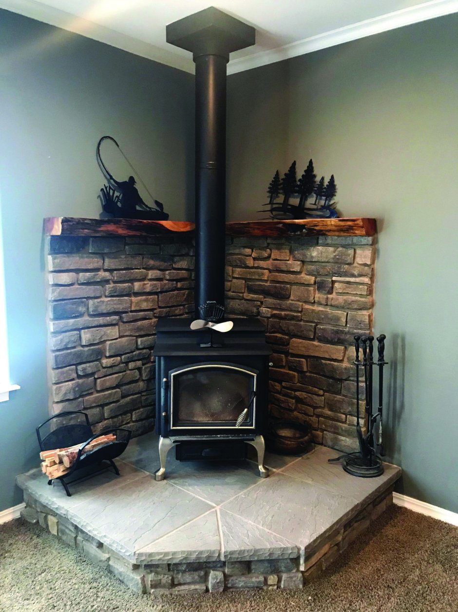 Камин из красного кирпича в деревянном доме