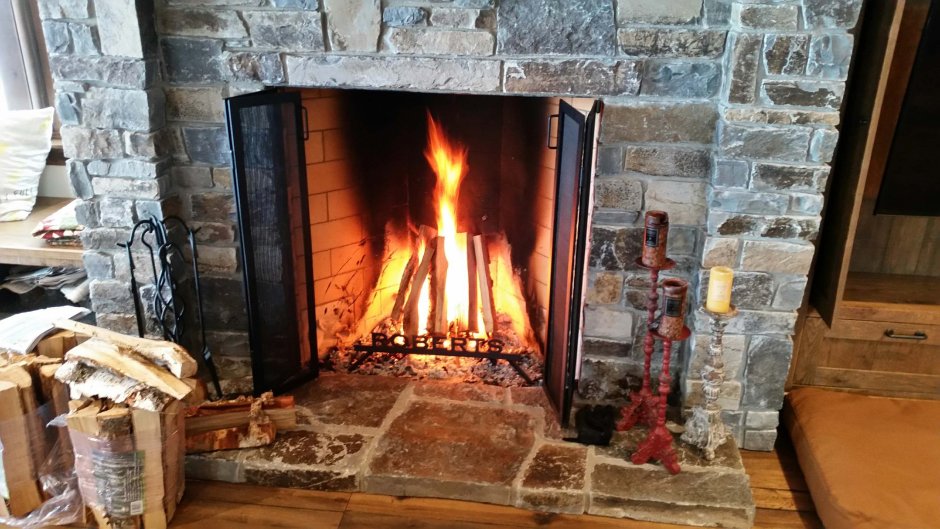 Отделка стены за печью-камином