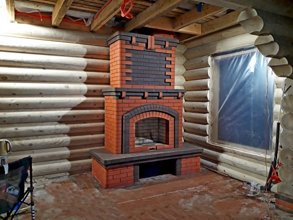 Красивый кирпичный камин